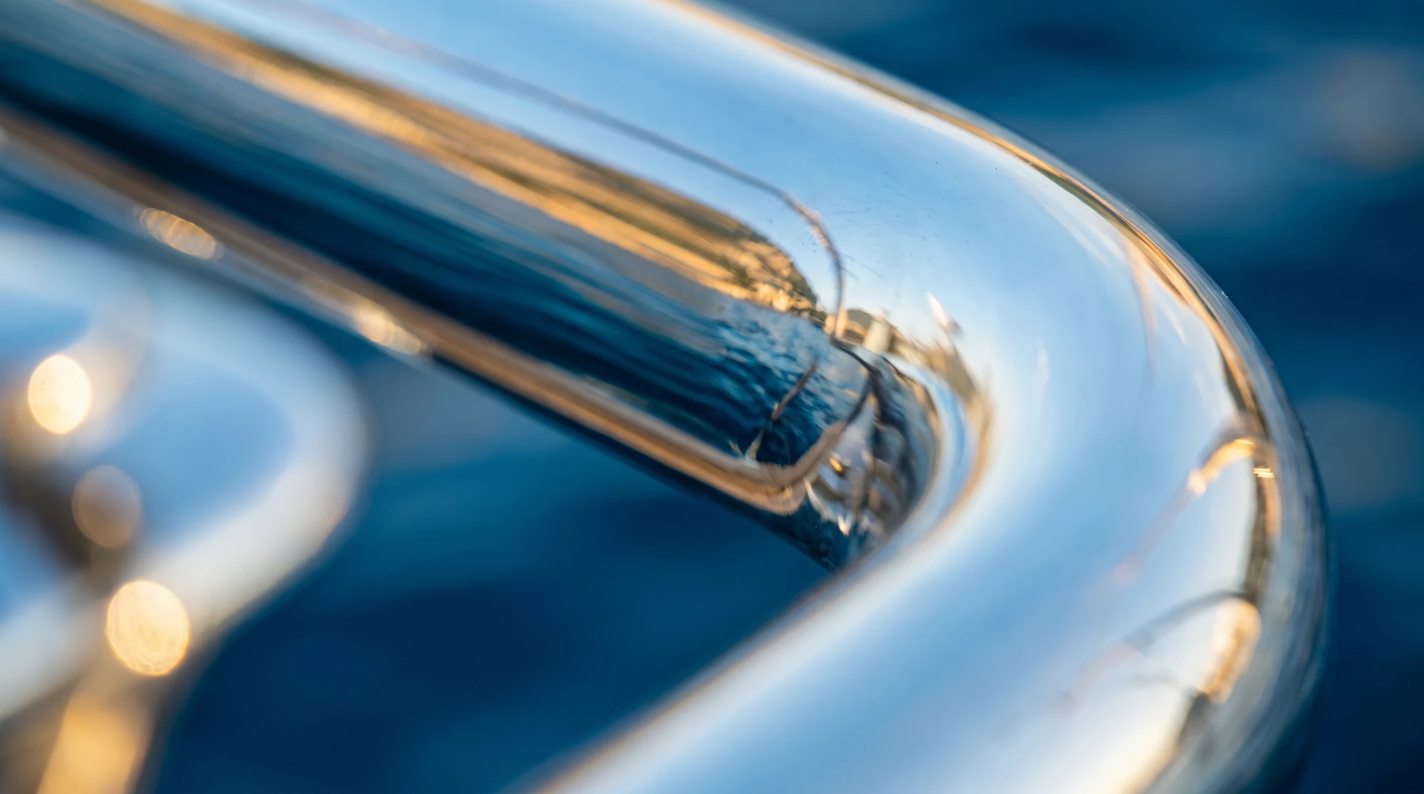 Reflets bleus sur l’inox