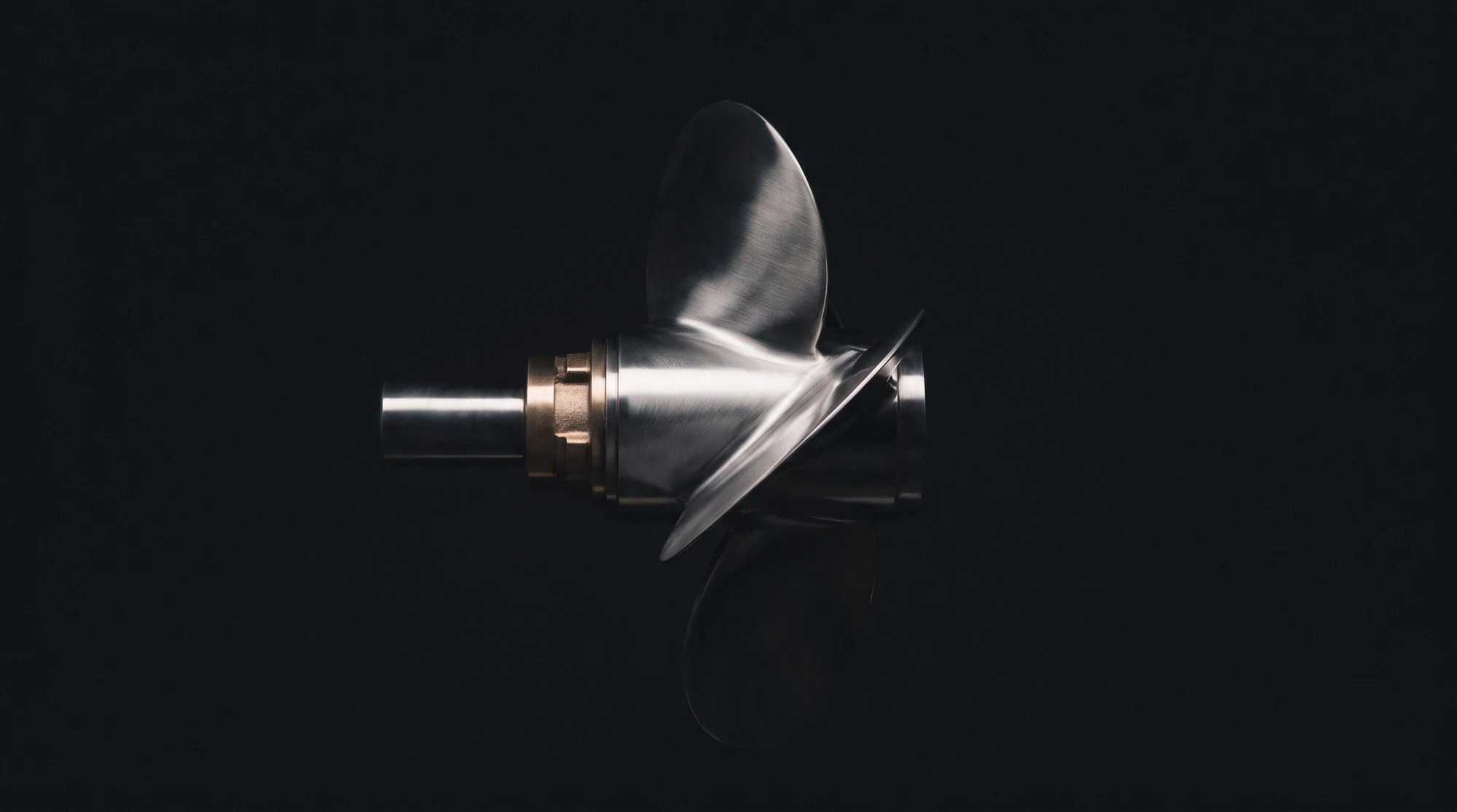 Hélice en inox sur fond sombre, visuel d’ambiance